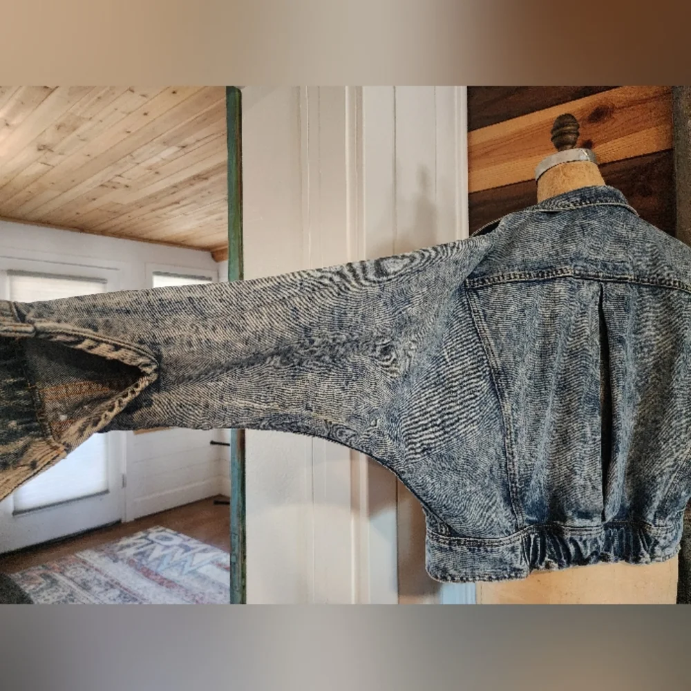 Vintage Acid Wash Denim Jean Jacket With Roglin Sleeves. - Picture 6 of 9
